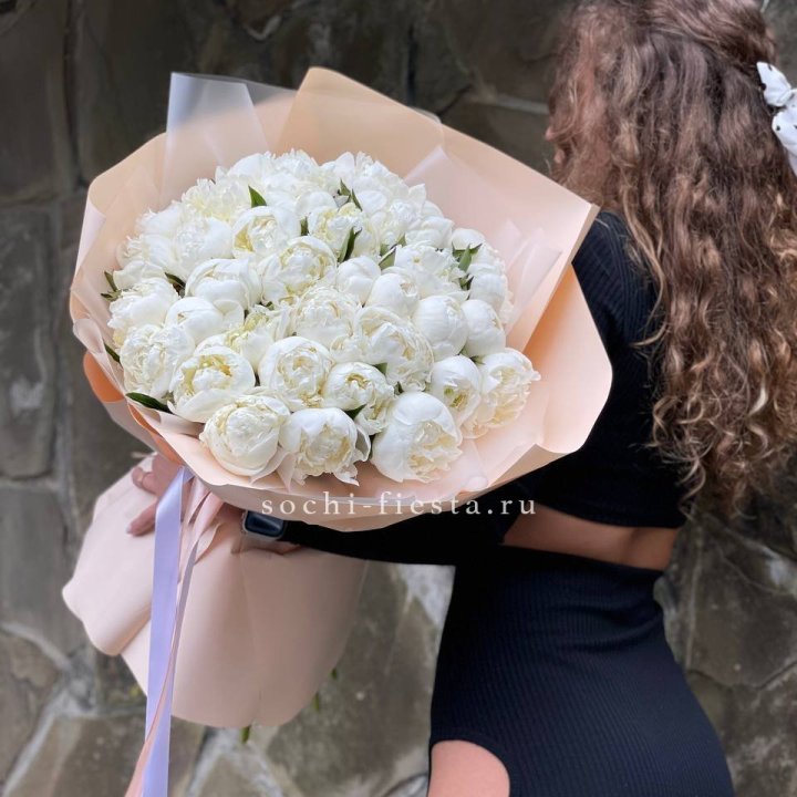 35 белых пион в Твери