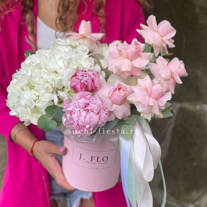 Цилиндр с пионами "Алисия" в Твери