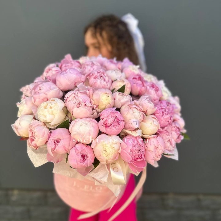 51 нежных пионов  в цилиндре в Твери