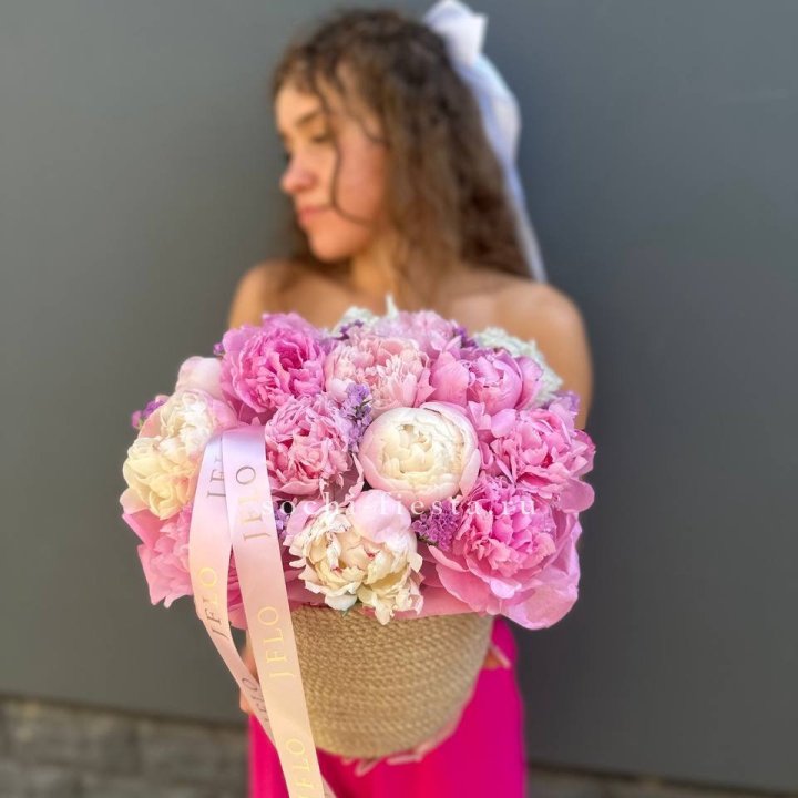 15 пионов в джутовом кашпо в Твери