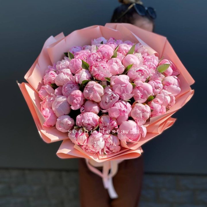 Нежный букет 51 пионов  в Твери