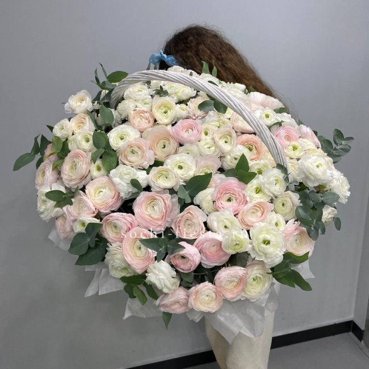 Ранункулюсы в корзине в Твери
