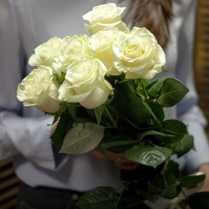 7 белых роз в Твери