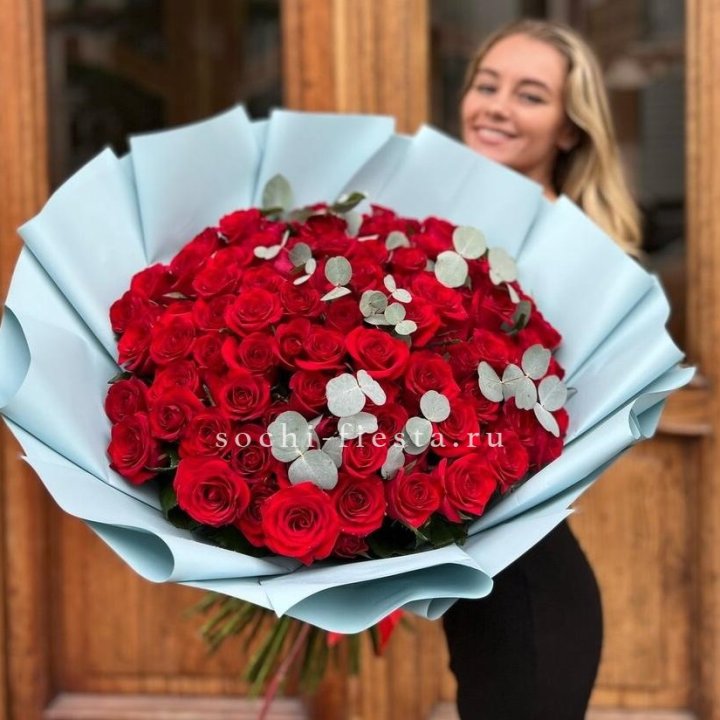 101 красная роза с эвкалиптом в Твери