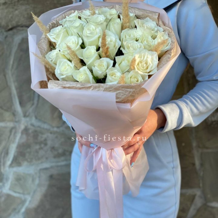 25 белых роз с сухоцветами в Твери