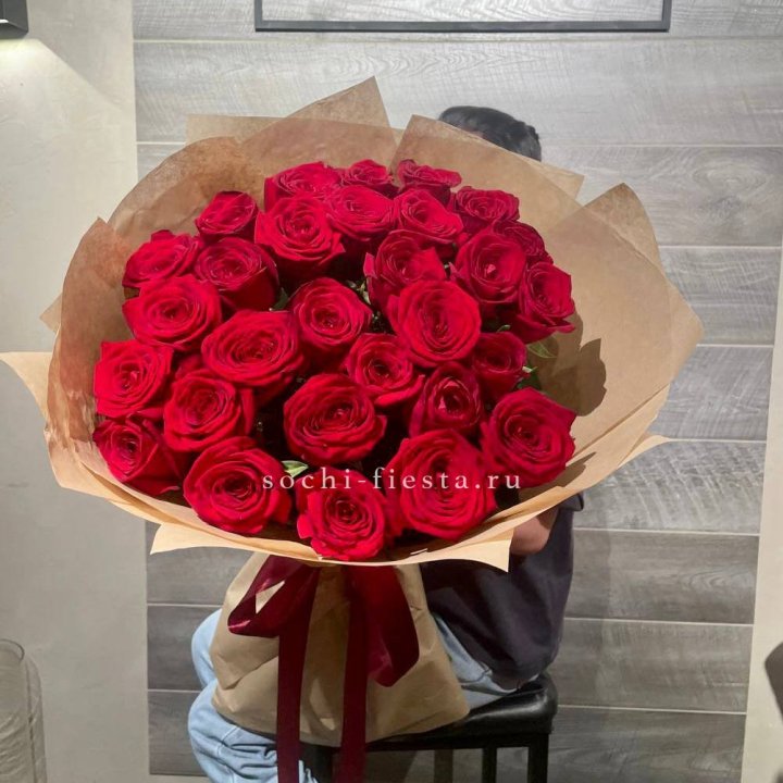 37 красных роз в крафте в Твери
