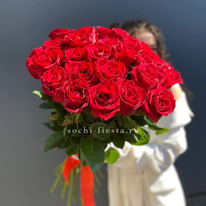 25 высоких красных роз в Твери