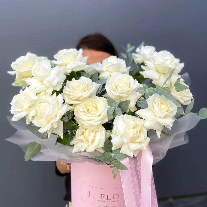 17 Французских белых роз в боксе в Твери