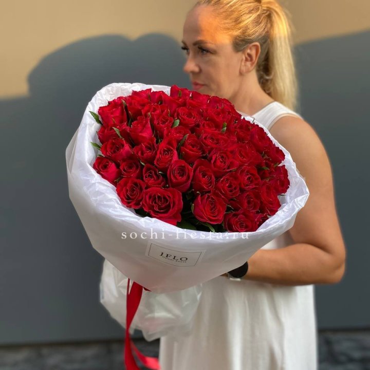 51 роза мадам ред в нежном оформлении в Твери