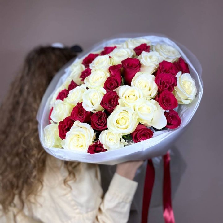 Букет из красных белых 45 роз в Твери
