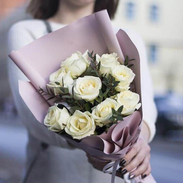 9 белых  роз "Минт" в Твери