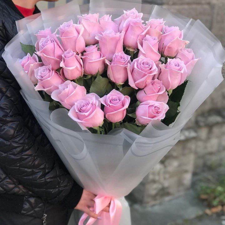 25 высоких розовых роз в Твери