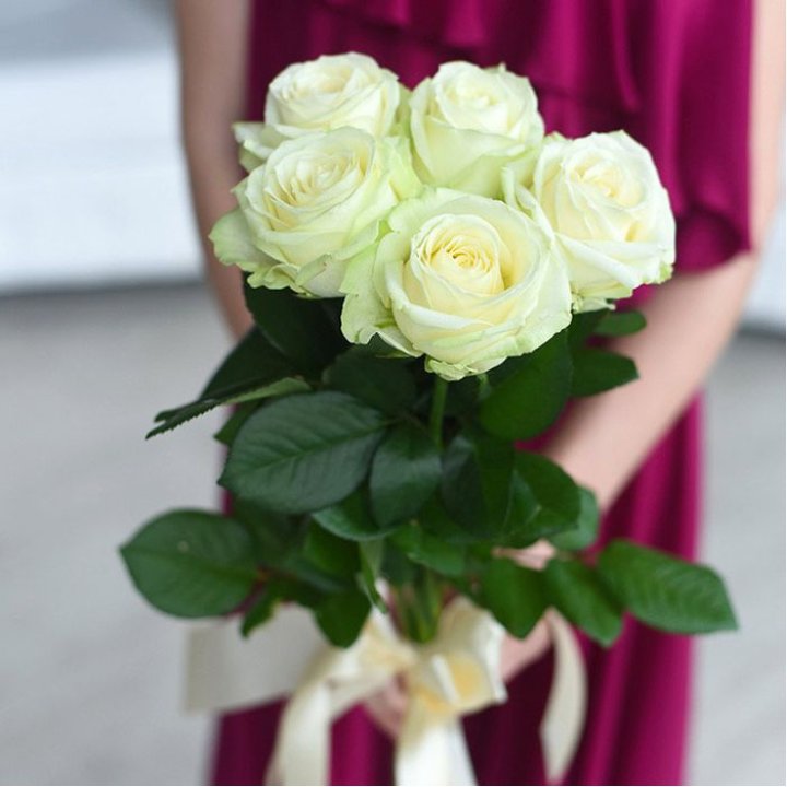 5 белых роз в Твери