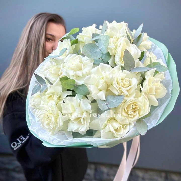 19 Белых французских роз "Ноте бьянке" в Твери