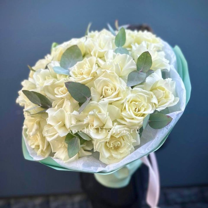 25 Белых французских роз "Ноте бьянка" в Твери