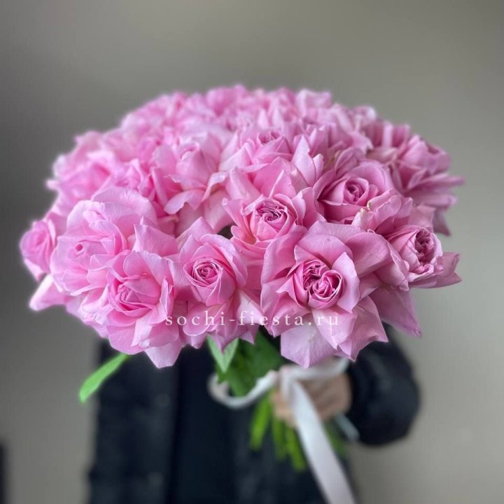 25 розовых французских роз в Твери