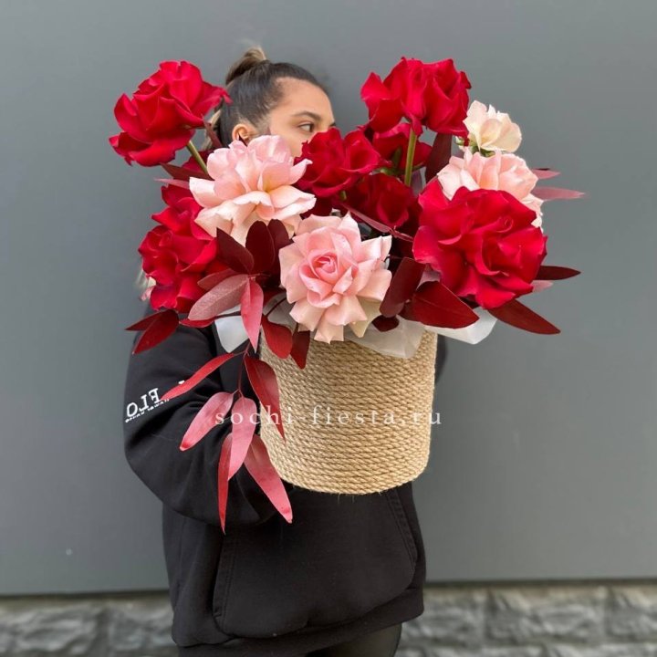 15 Французских роз в джутовом кашпо в Твери