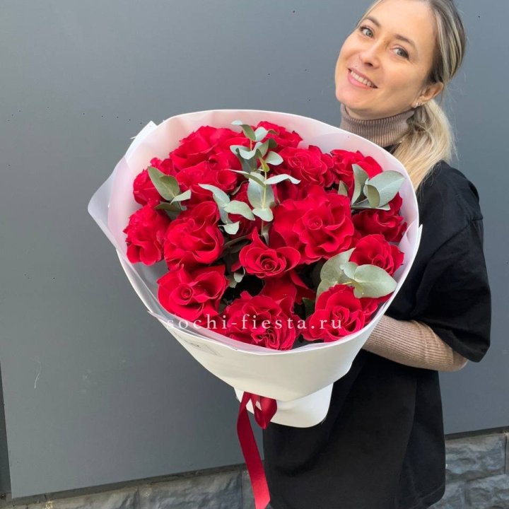 17 Красных французских роз в Твери