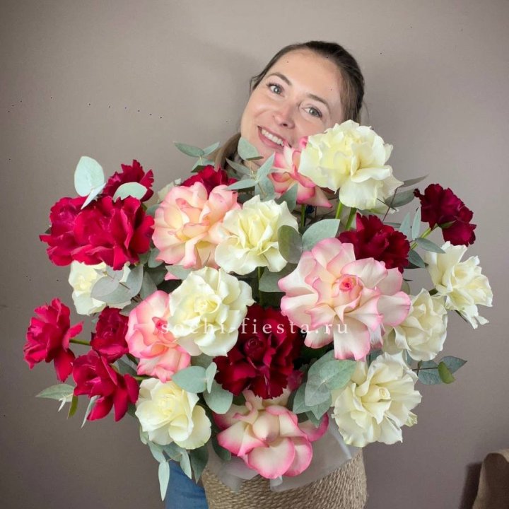 35 французских роз микс в джутовом боксе в Твери