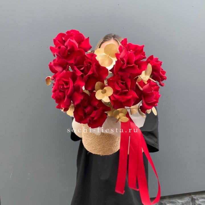 Красные французские розы в джутовом кашпо в Твери