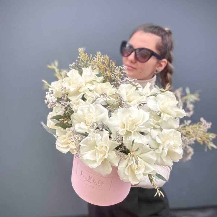 17 Французских белых роз в коробке Афина в Твери