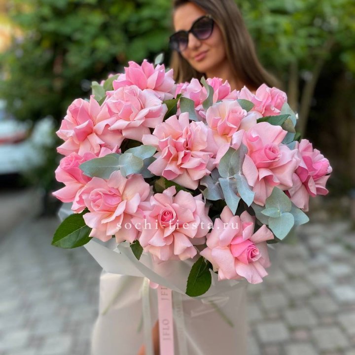 17 Розовых  французских роз в Твери