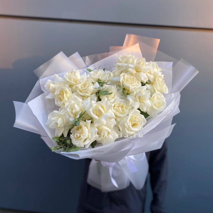 Пышный букет из белых роз в Твери