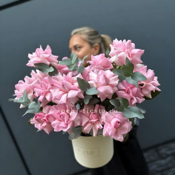 17 Розовых французских роз в боксе в Твери