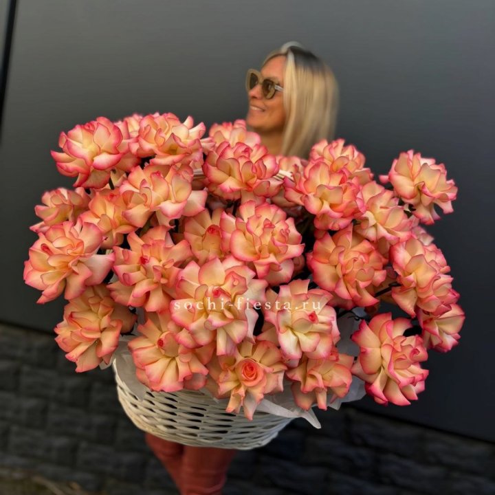 45 французских роз Джумилия в корзине в Твери