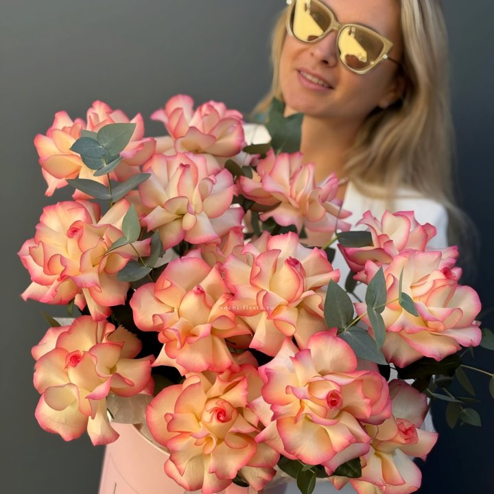 15 французских  роз Джумилия в боксе в Твери