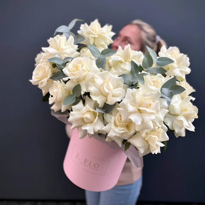 25 Французских белых роз в боксе в Твери