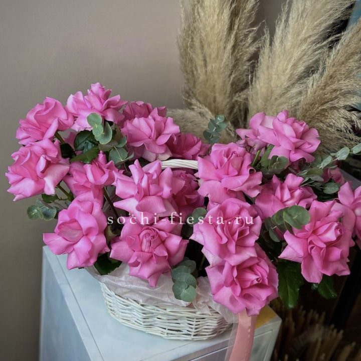 25 роз в цветочной корзине Пинк в Твери