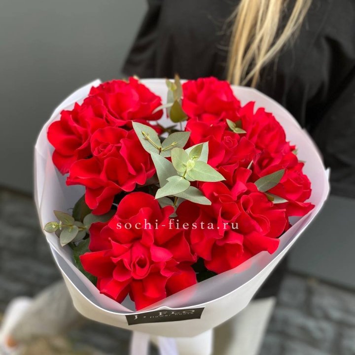 9 Красных французских роз в Твери