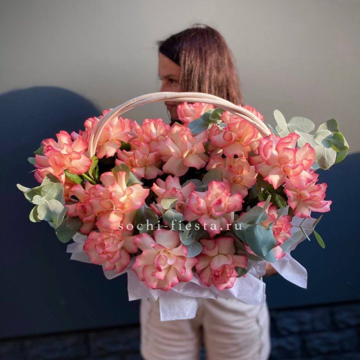 25 Французских роз Джумилия в корзине в Твери