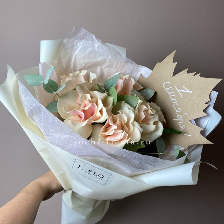 Букет кремовых роз к дню знаний в Твери
