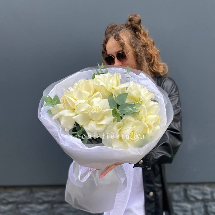 7 Белых французских роз  в Твери