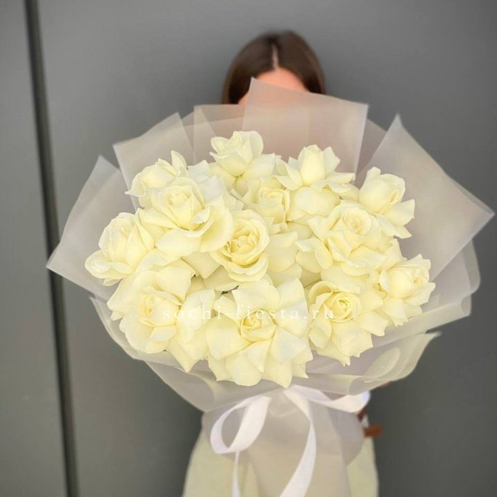 13 белых роз в Твери