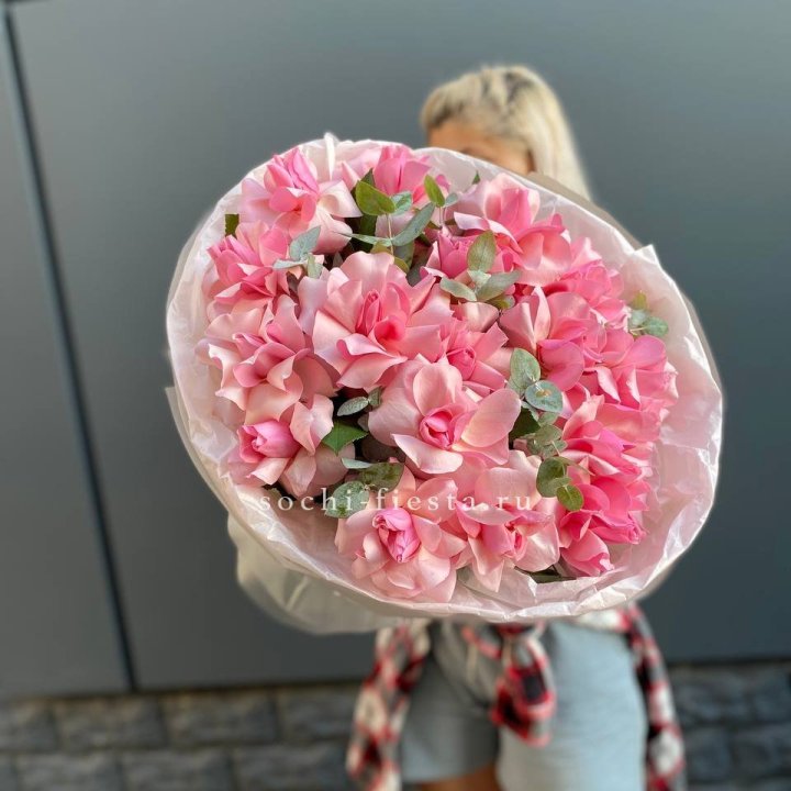 17 розовых роз в Твери