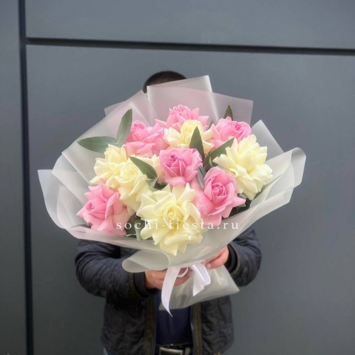 11 бело-розовых роз в Твери