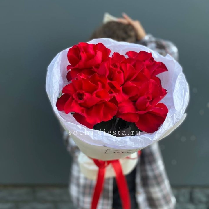 5 французских красных роз в Твери