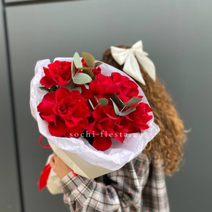 7 красных французских роз в Твери