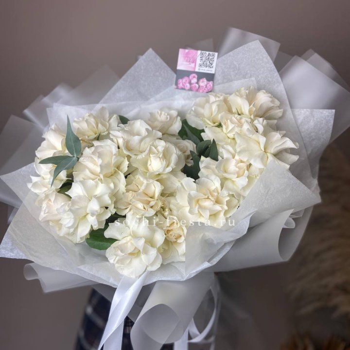 21 французских роз с эвкалиптом в Твери