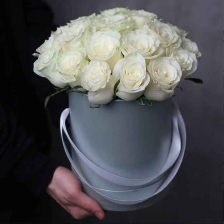 15 белых роз в цилиндре в Твери