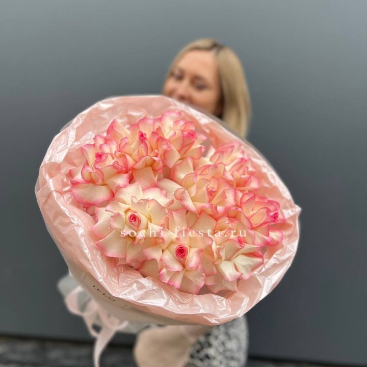 9 французских роз Джумилия в нежном оформлении в Твери