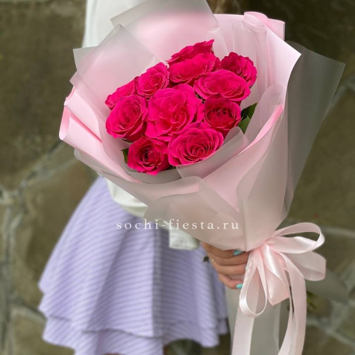 Букет алых роз в Твери
