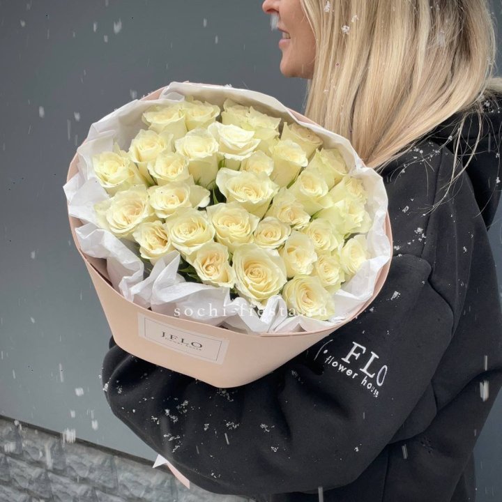 31 белая роза в оформлении в Твери