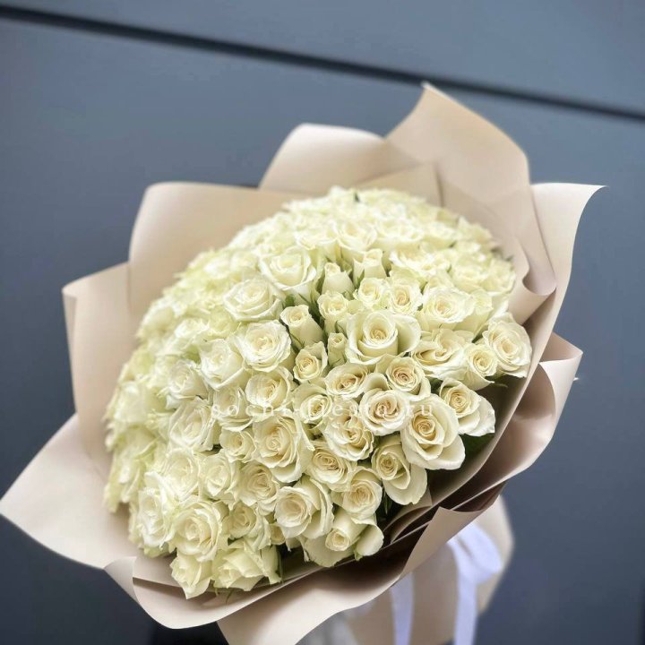 101 белая роза Атена в Твери