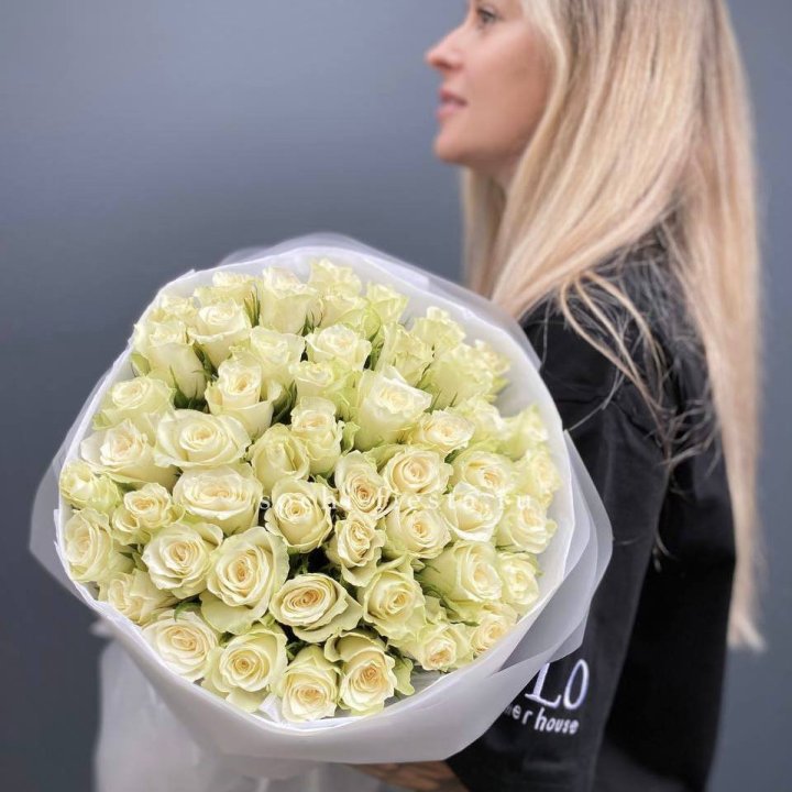 Воздушный букет из 51 белой кенийской розы в Твери