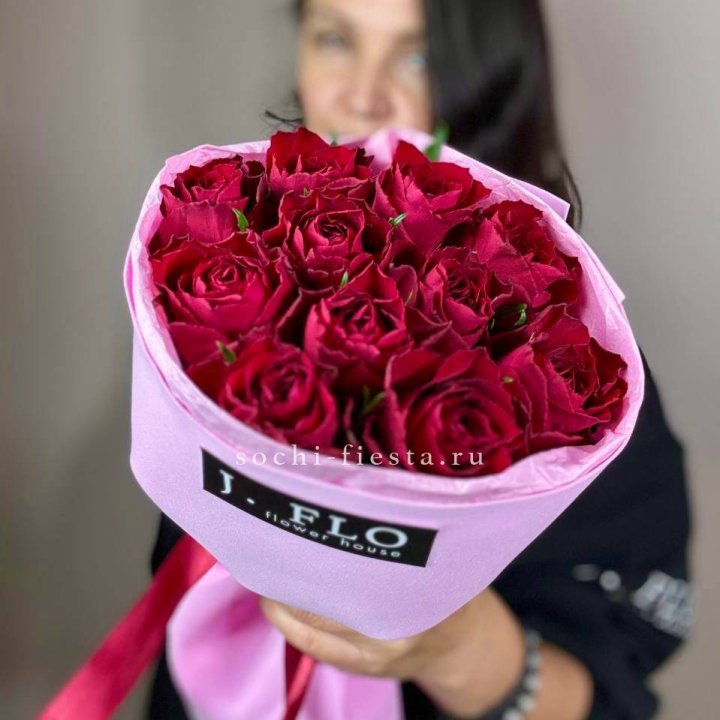 11 красных роз мадам ред в Твери