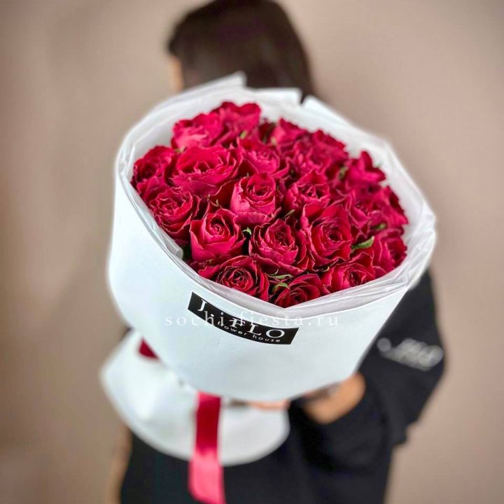 Букет красных роз мадам ред в Твери
